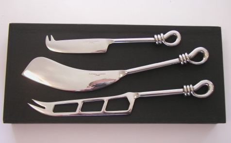 Photograph of a Set of 3 Knives plus Gift Box